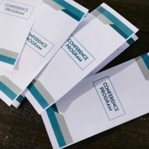 Taitetut esitteet (tri-fold)